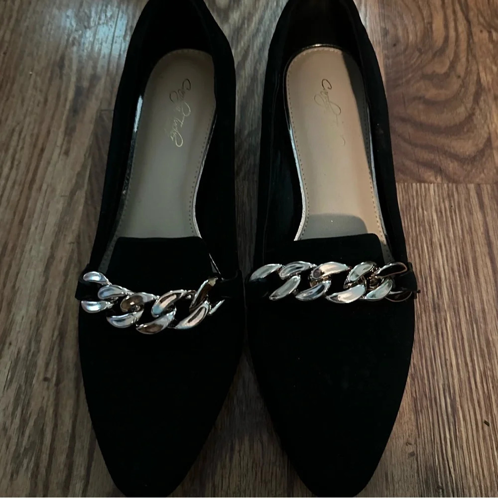 Carolyn Tucker flats with gold chain, size 8 - Picture 2 of 3